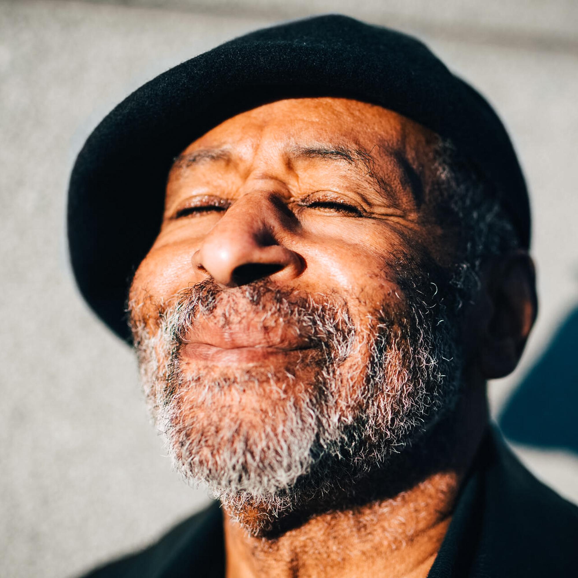 Äldre man njuter av solen