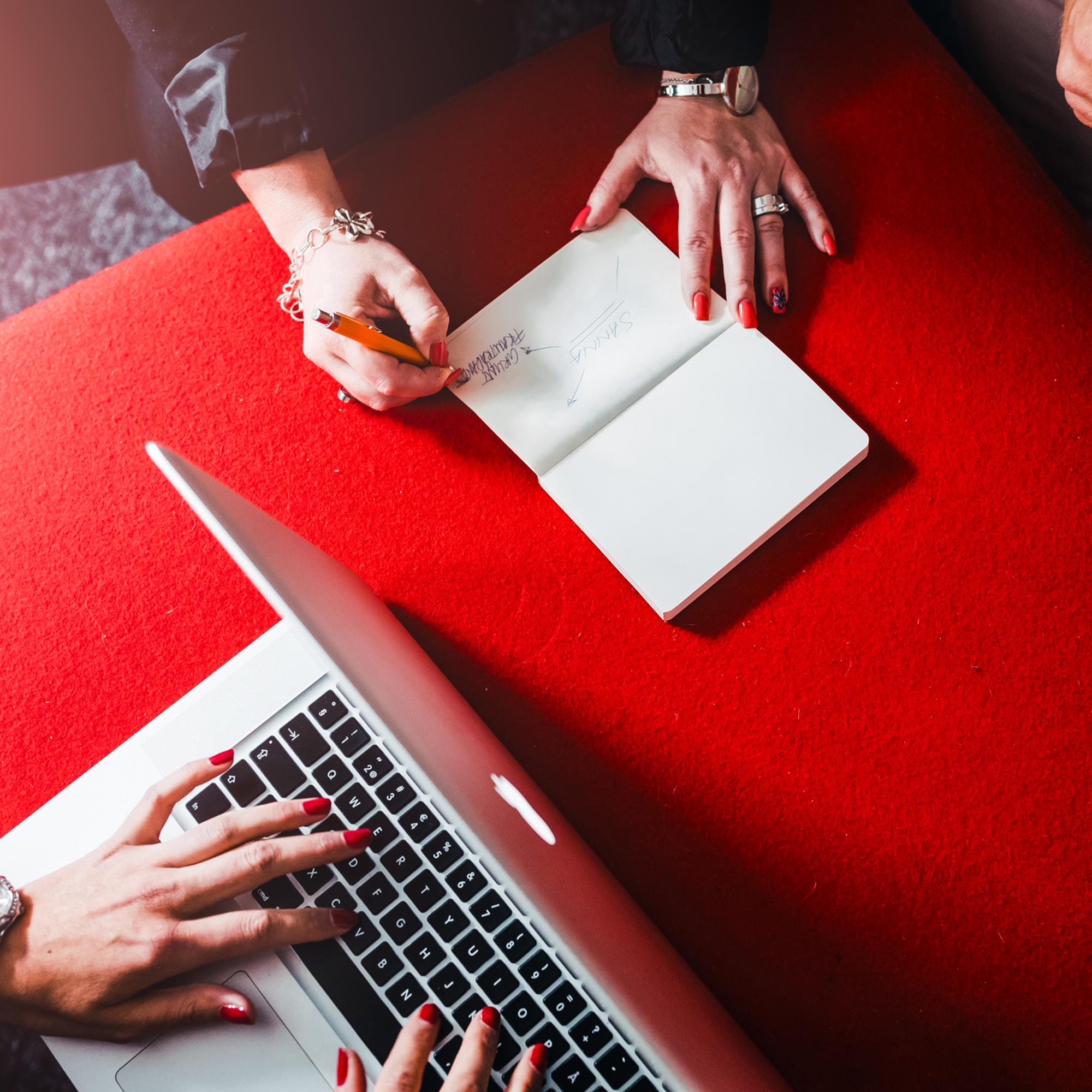 Arbete vid dator uppifrån.