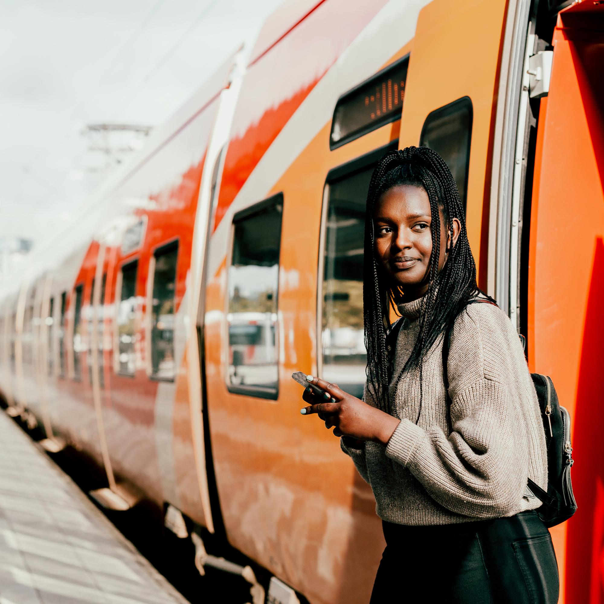 Kvinna kliver av tåg
