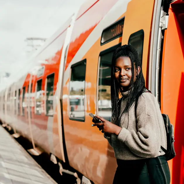 Kvinna kliver av tåg