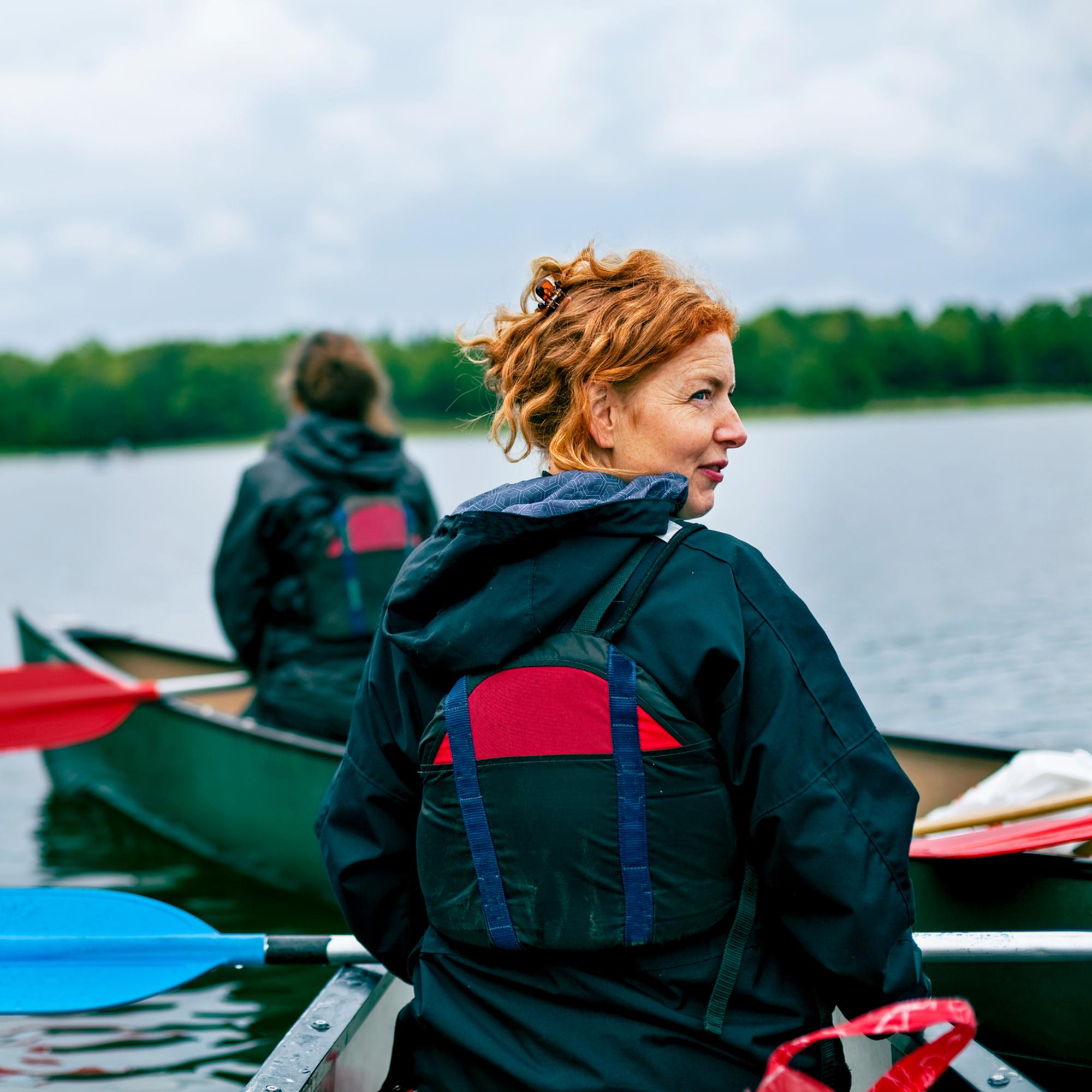 Kvinna paddlar kajak