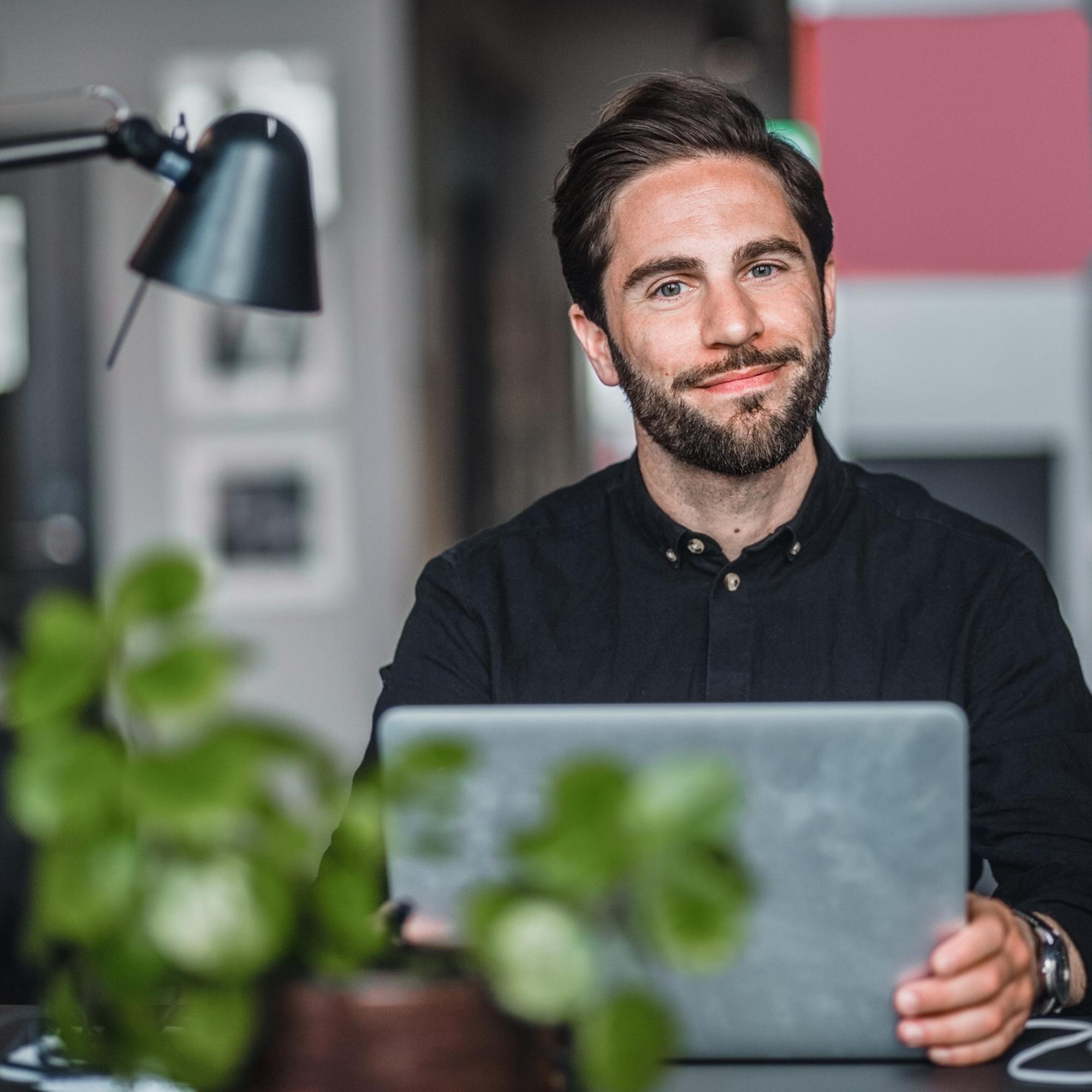 En man som jobbar i köket.