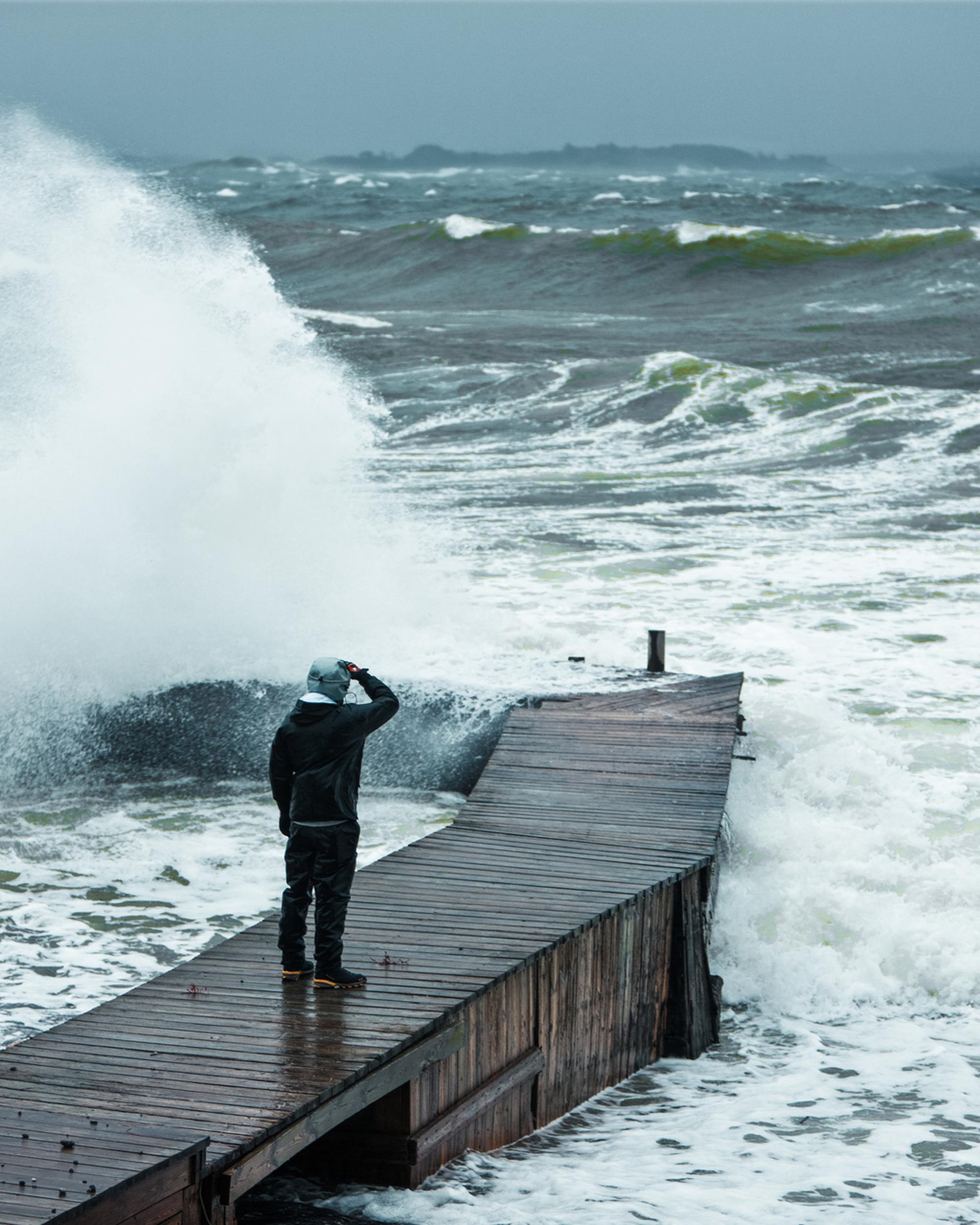 En man vid ett stormigt hav.