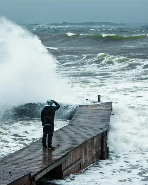 En man vid ett stormigt hav.
