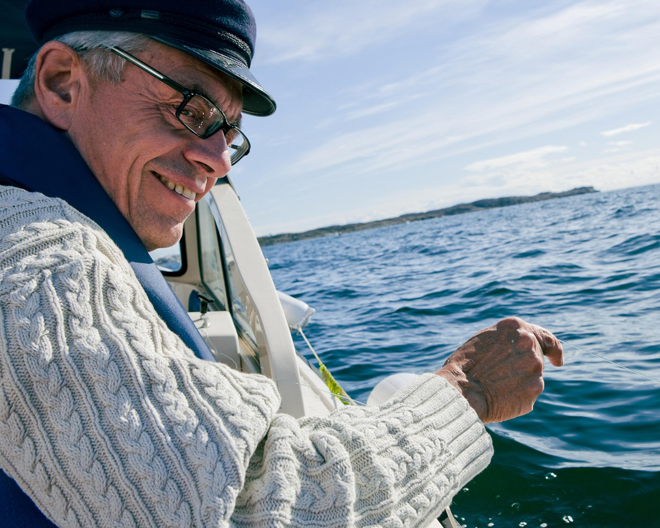 Glad fiskare på havet 