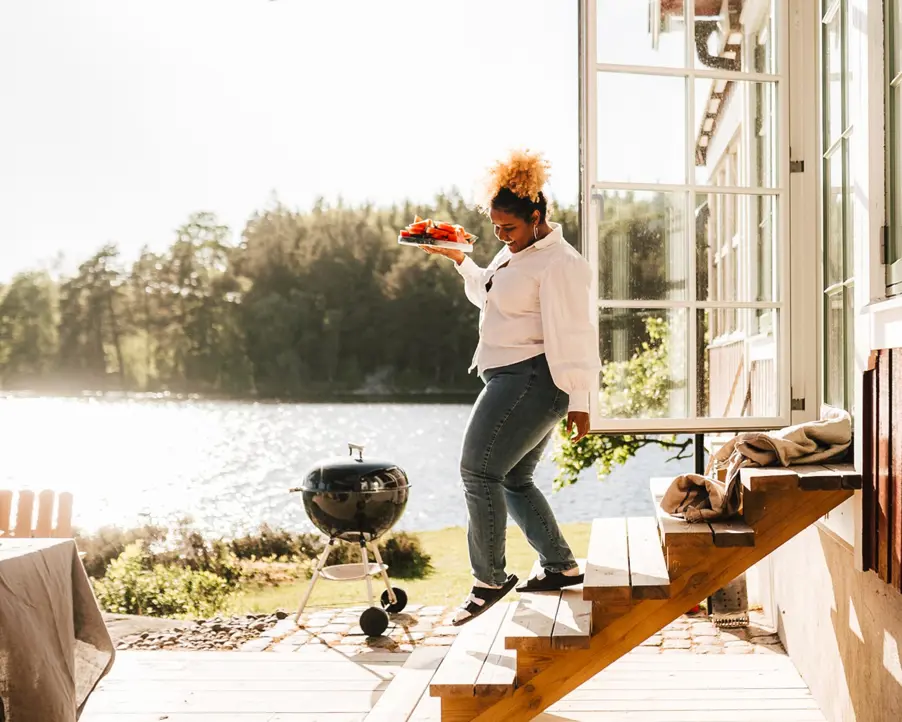 Glad kvinna sommarstuga.