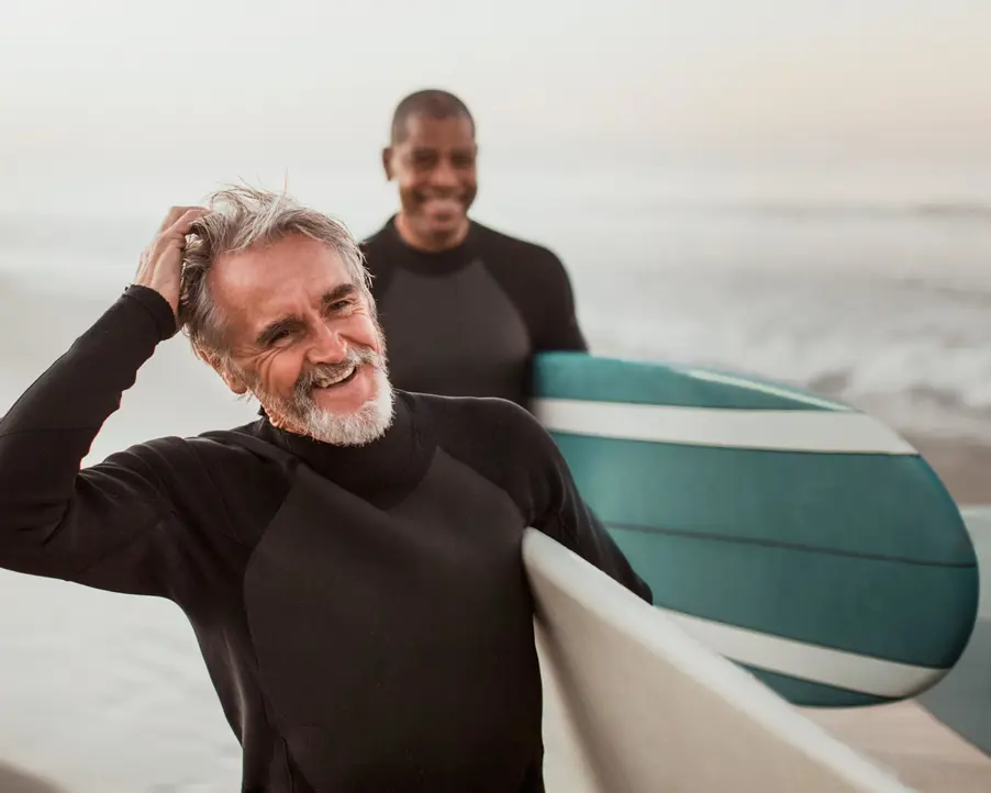 Glad pensionär surfar.