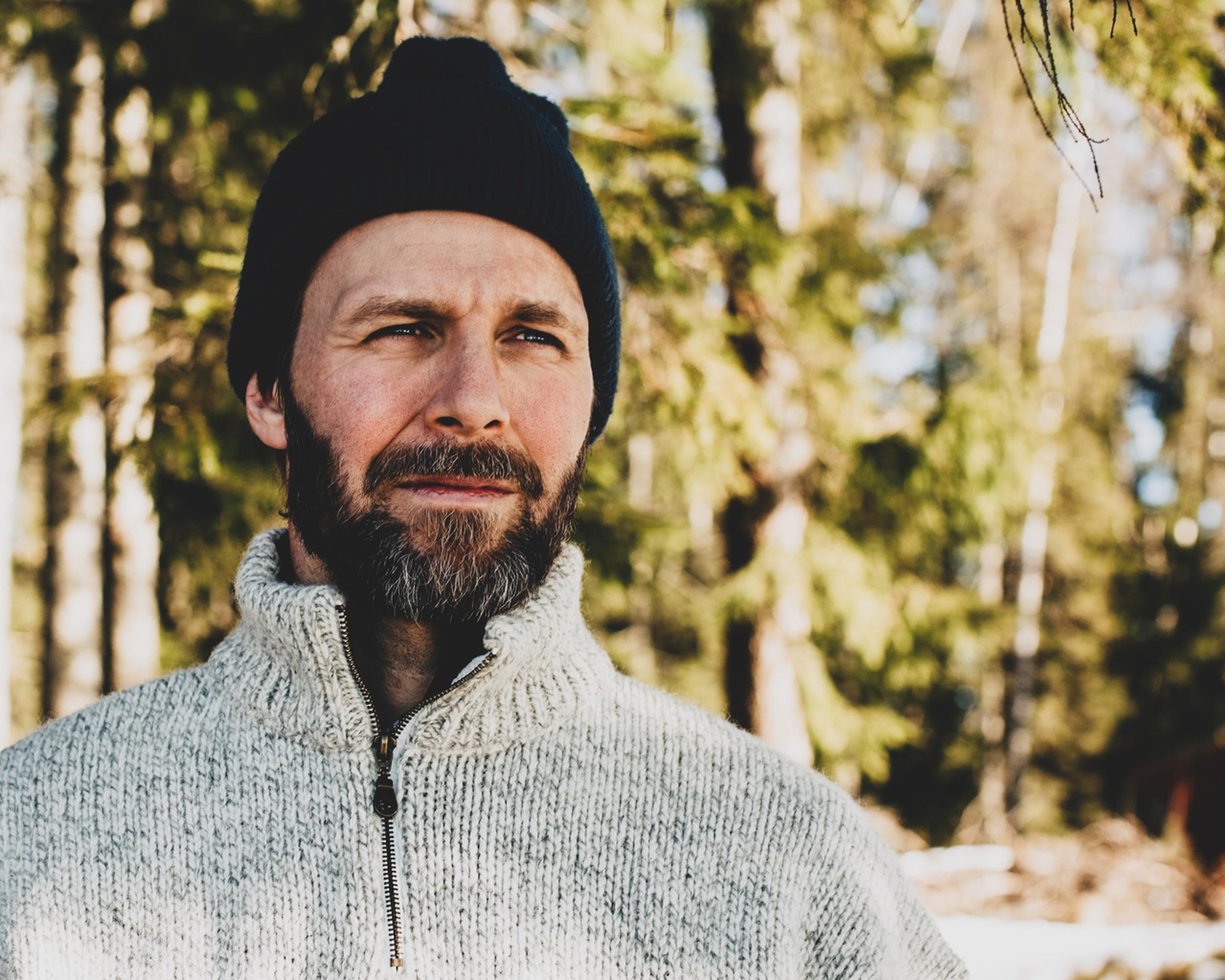 En man som går i skogen