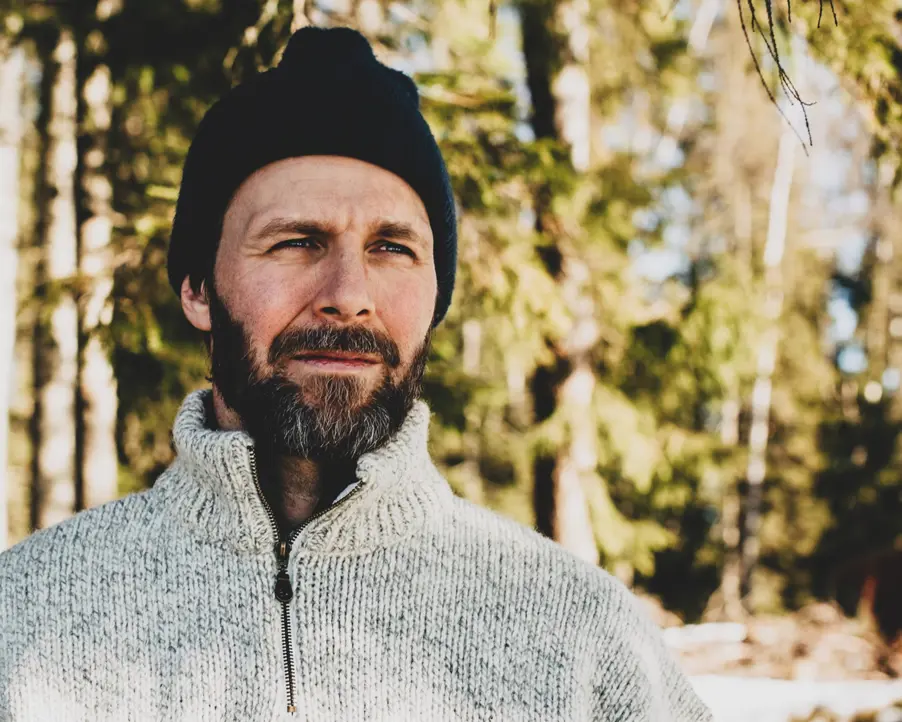 En man som går i skogen