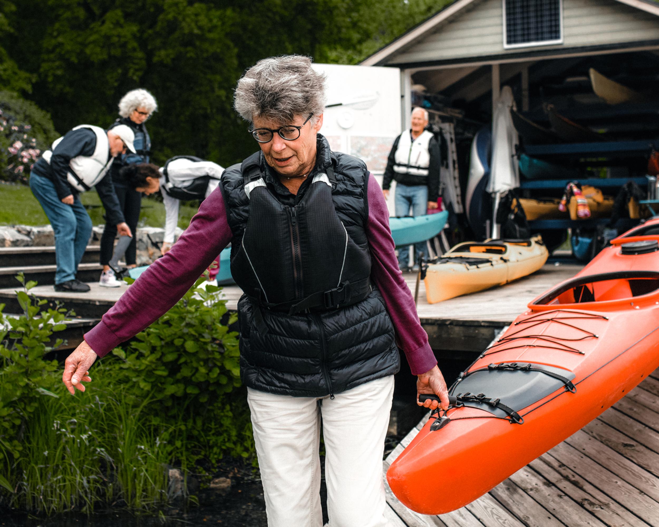 Pensonär bär kajak