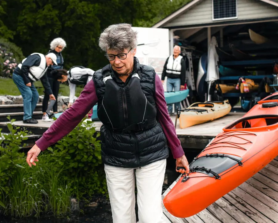 Pensonär bär kajak