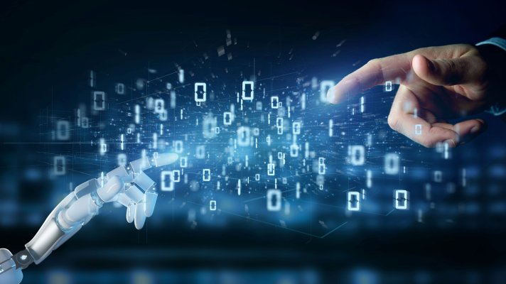 Robotarm och människohand rör vid varandra i en digital, teknologisk miljö fylld med binära koder