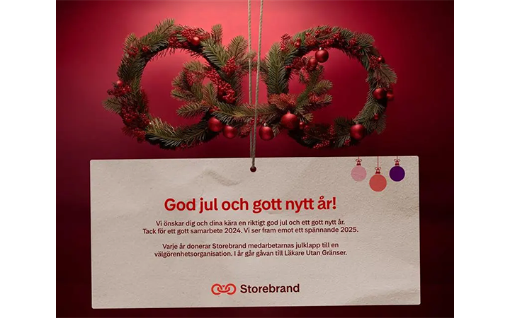 Julkort med texten "God jul och gott nytt år!", julgransprydnad och varumärket Storebrand på röd bakgrund