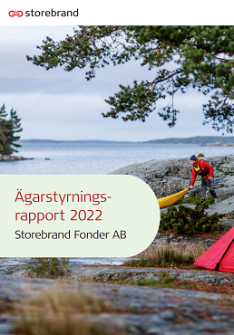 Årsredovisning från Storebrand Fonder AB 2022, med naturlandskap i bakgrunden och två personer som hanterar en kajak vid en sjö