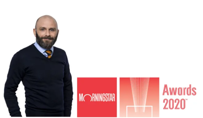 Man i kostym vid Morningstar Awards 2020-logotyp