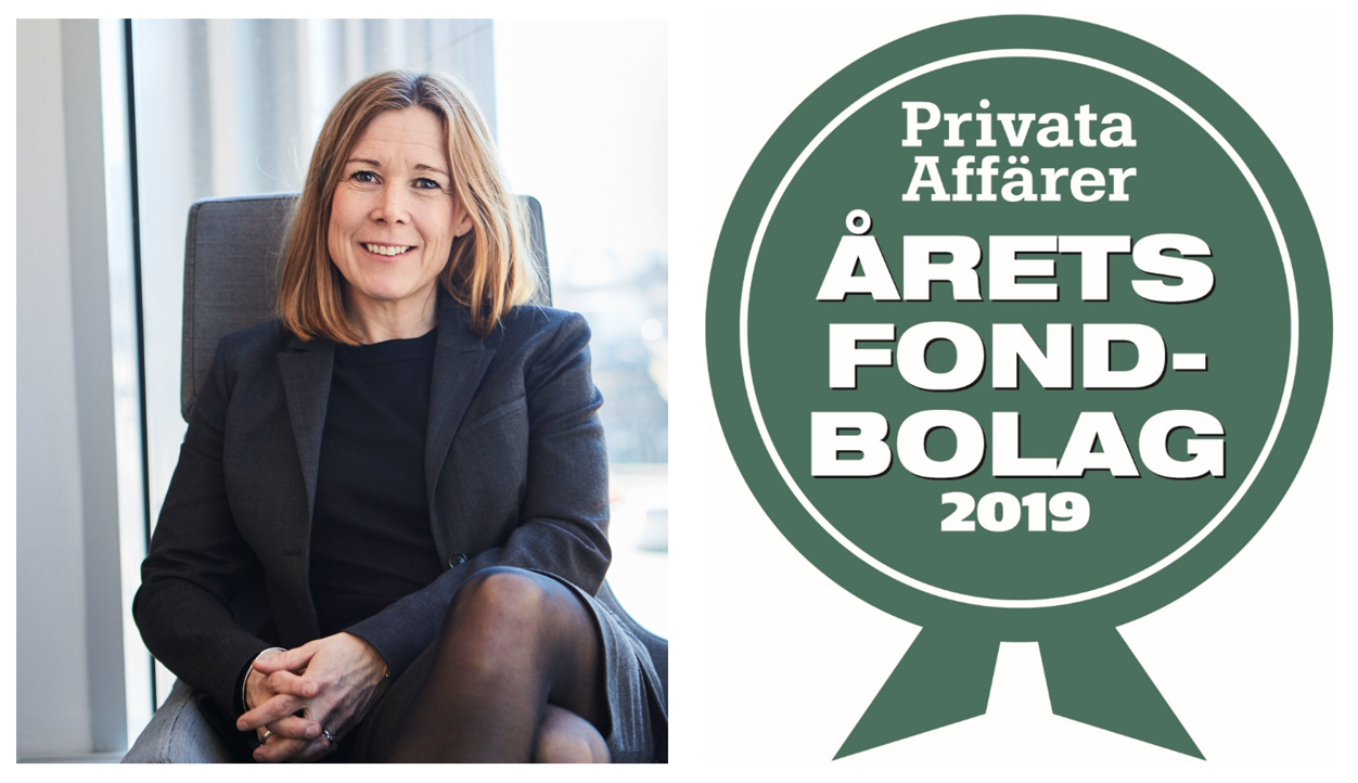 Kvinna i mörk kavaj sitter på en stol bredvid en utmärkelsemedalj märkt "Privata Affärer Årets Fondbolag 2019"