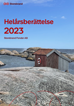 Helårsberättelse 2023 omslag med kustmotiv och en liten röd stuga vid havet, utgiven av Storebrand Fonder AB