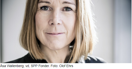 Person i närbild med kort brunt hår och blygsam leende