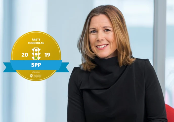 Kvinna i svart klänning sitter bredvid en utmärkelse från 2019 där SPP utses till "Årets Fondbolag"