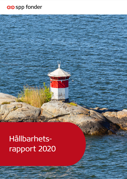 Omslag för SPP Fonders hållbarhetsrapport 2020 med en liten röd och vit fyr på klippa vid havet