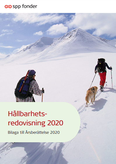 Två personer och en hund vandrar i snölandskap med bergen i bakgrunden. Omslag för SPP Fonders Hållbarhetsredovisning 2020