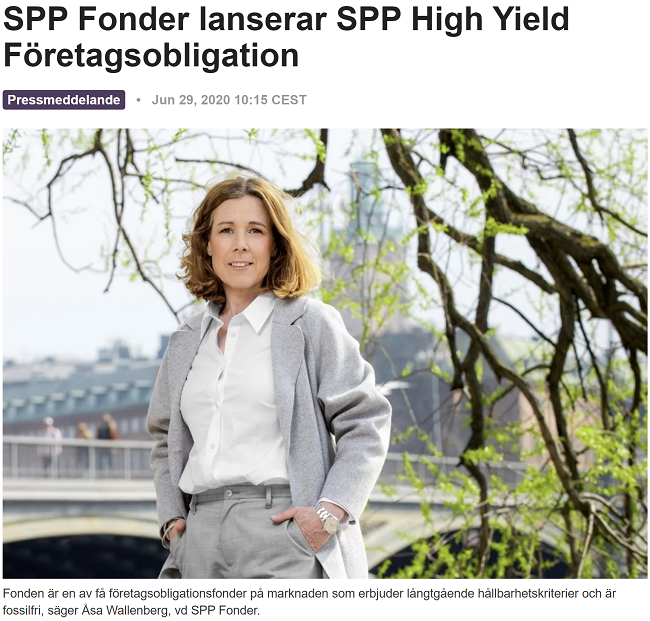 Kvinna i grå kostym står utomhus med träd och stadsmiljö i bakgrunden, representerar SPP Fonder i pressmeddelande om lansering av SPP High Yield Företagsobligation