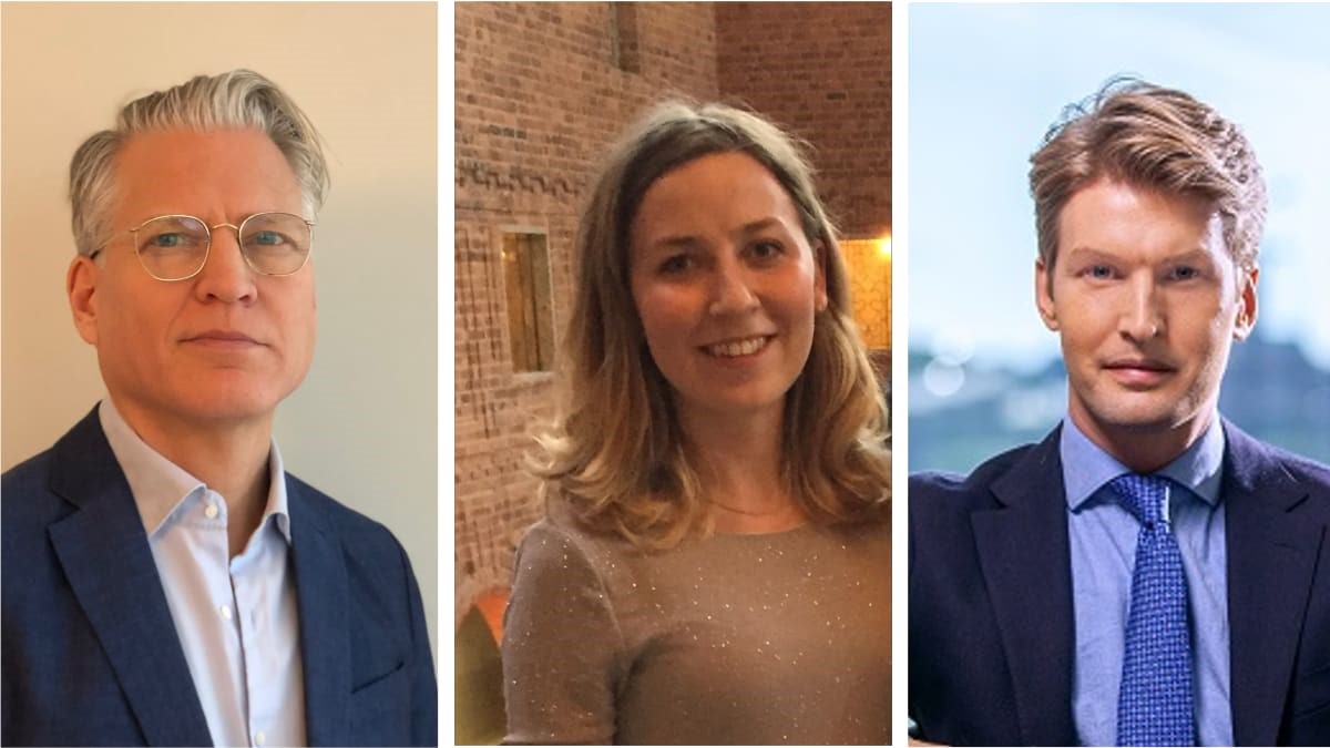 Tre personer klädda i affärskläder står i olika miljöer, inklusive en inomhusinställning med tegelvägg och en kontorsbakgrund