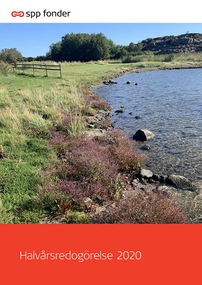 SPP Fonders halvårsredogörelse 2020 med naturskön bild av en sjöstrand med grönska och klar himmel